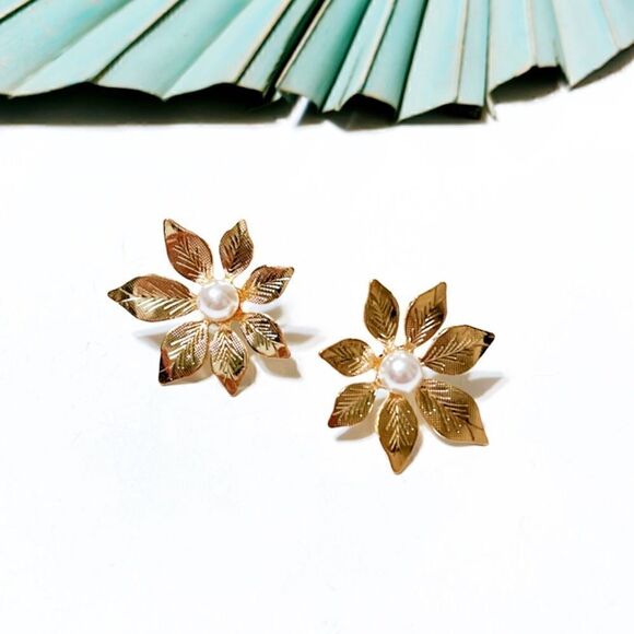 Flower pearl stud earrings #688 - Picture 1 of 3